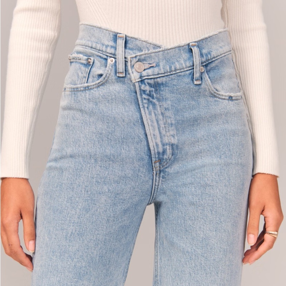 Abercrombie and Fitch Ultra High Rise 90s Straight Crossover Jeans 28/6 Long